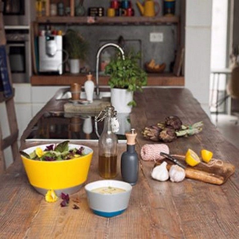 Sur la table