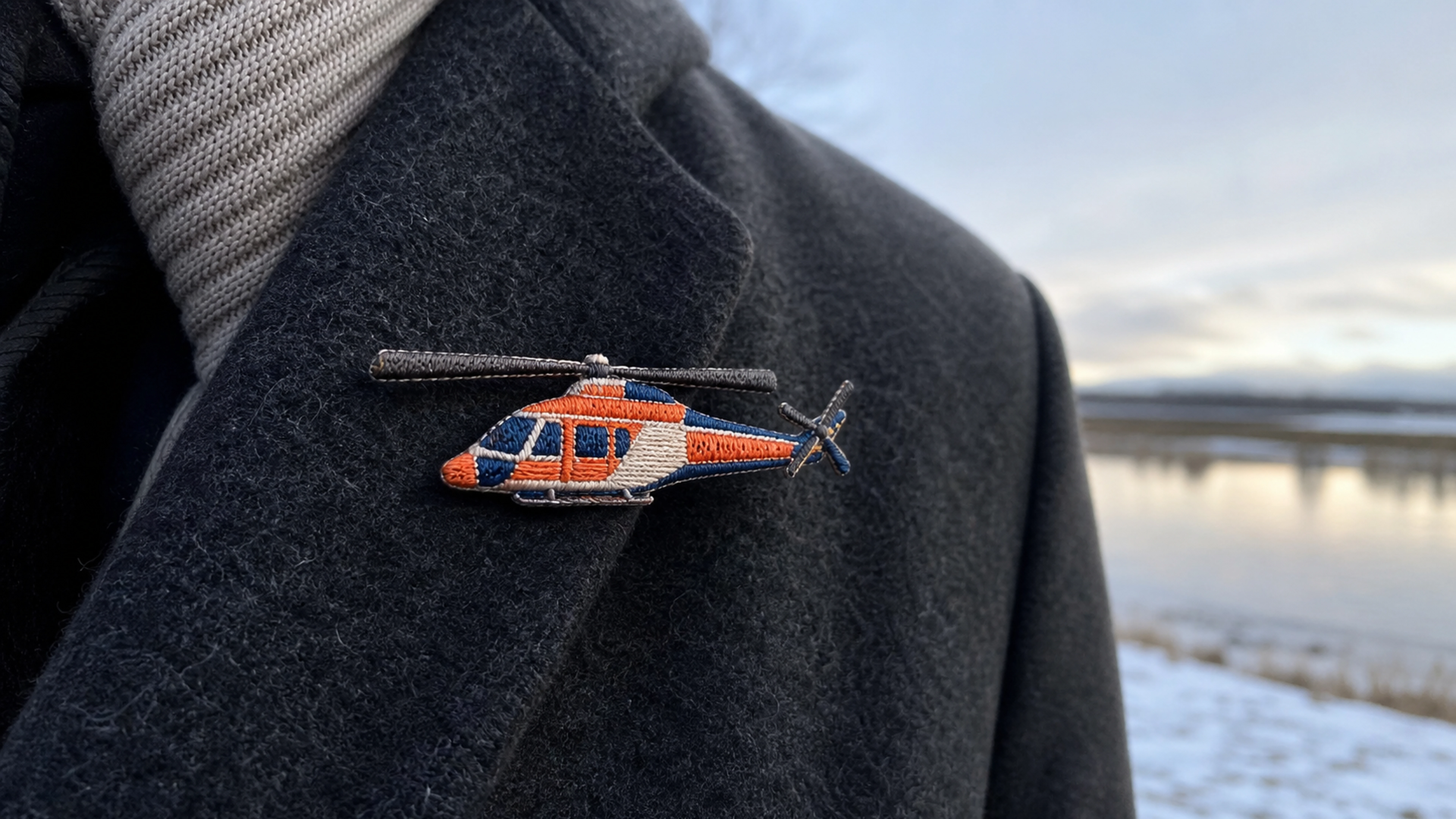Broche brodée en forme d'hélicoptère de sauvetage sur un manteau de laine