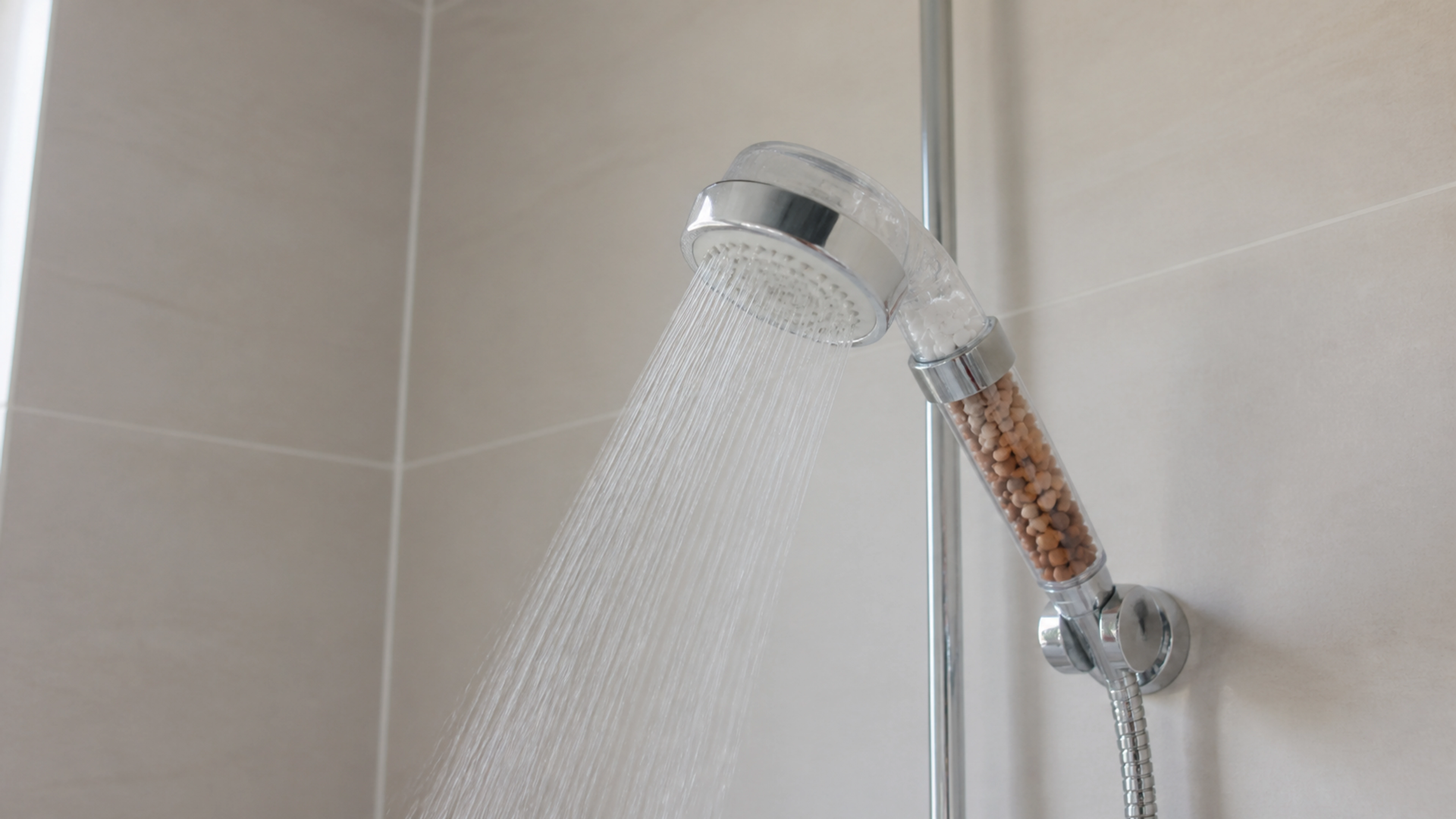 Illustration éditoriale pour l’article « Pourquoi installer un pommeau douche filtrant chez vous »